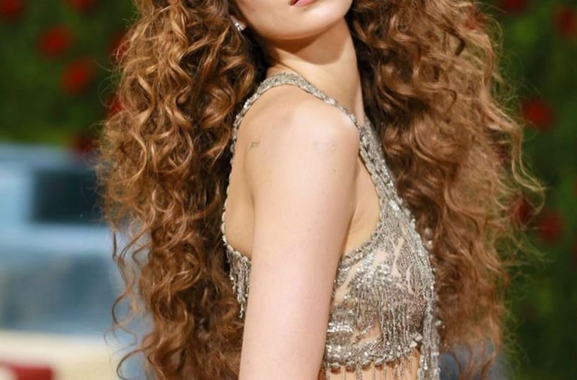 A modelo Kaia Gerber se destacou no Met Gala com os cabelos volumosos – Foto: Reprodução/Instagram/@kaiagerber